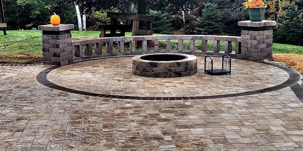 Paver patio with optional fire ringvand seating .
