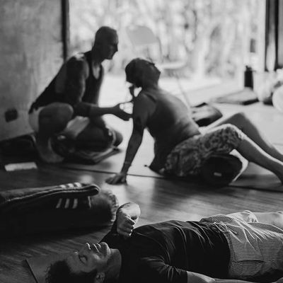 mark moon a Sydney based breathwork facilitator leading an expansion breathwork session at a Byron B