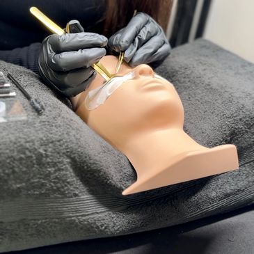 Eyelash extension application in the training course