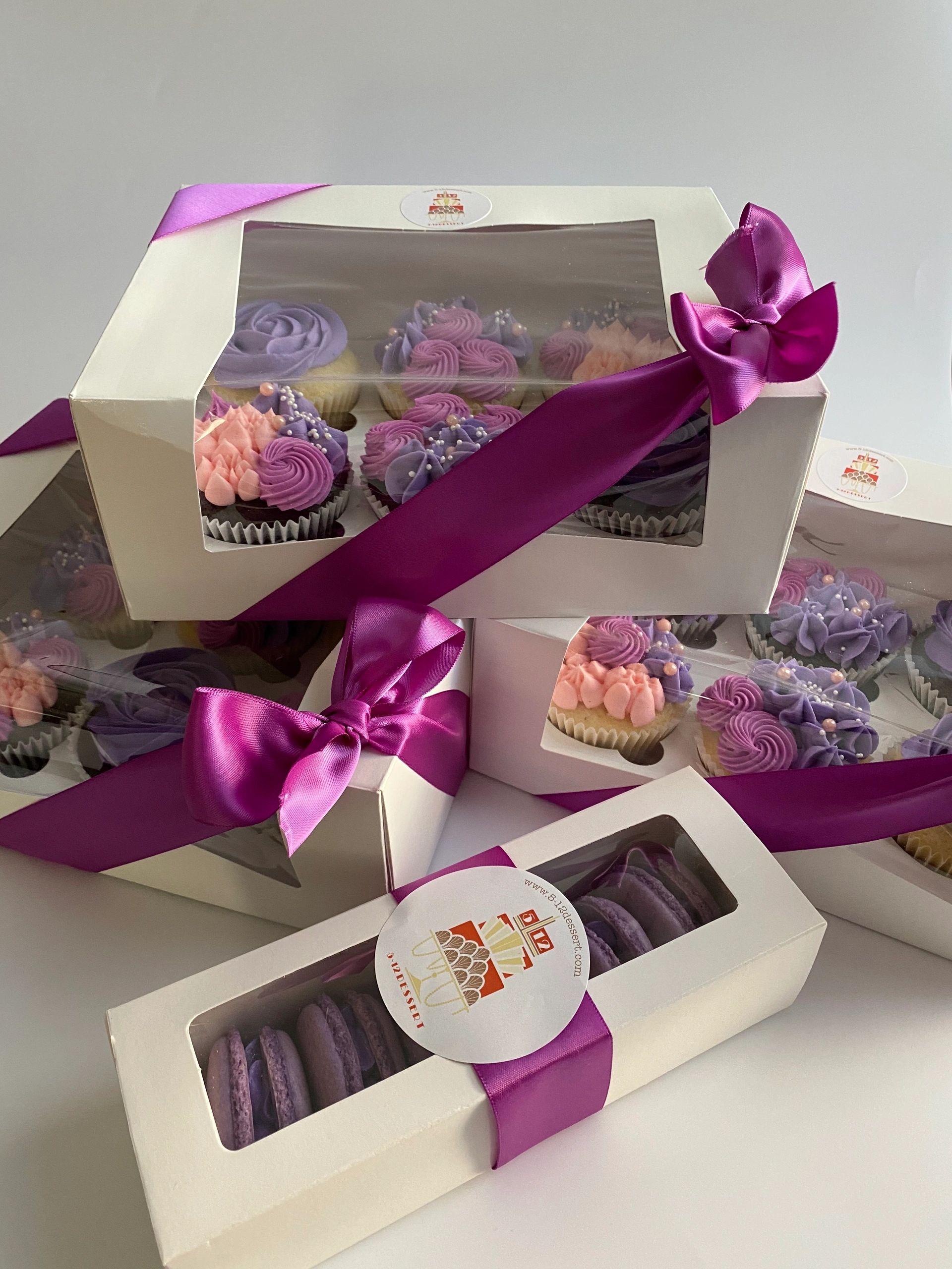 cupcakes, cupcake giftset, mother's day cupcakes, macaron giftset, floral cupcakes, mother's day gif