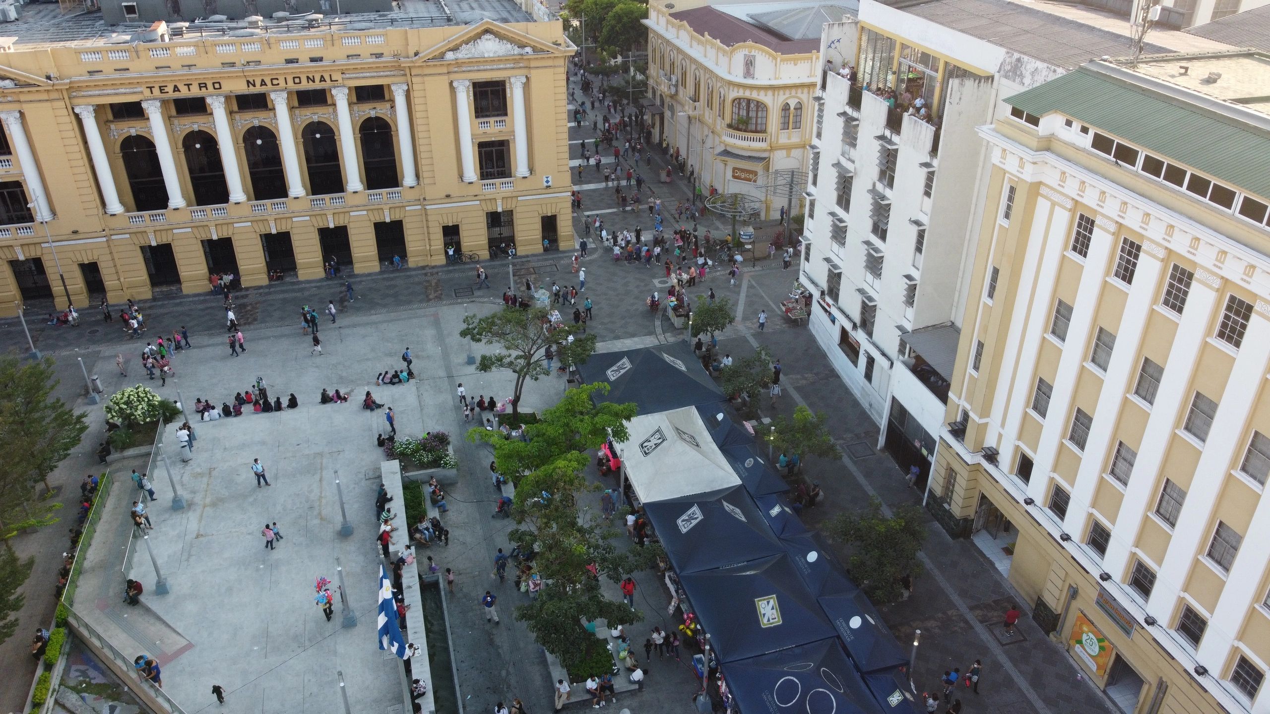 Vista aérea del Teatro Nacional y su entorno con gente y puestos.