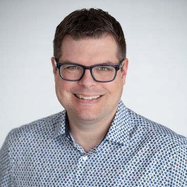 Simon Laroche, hypnothérapeute et praticien en PNL