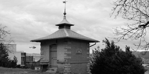 Zwart-wit foto van een monumentaal huisje, onderdeel van een Scan2BIM-project.