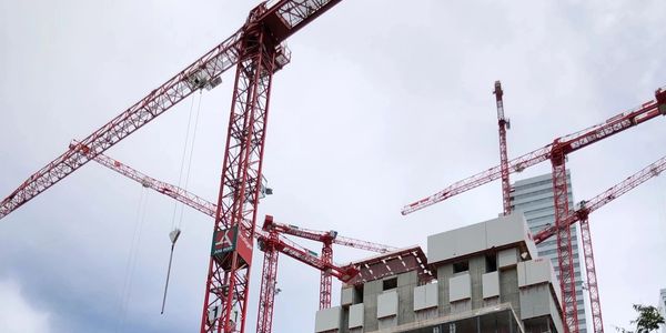 Foto van het nieuwbouw pRED Center van Roche in Basel met gebouwen in aanbouw.