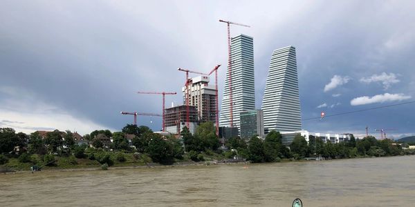 Foto van het Roche nieuwbouwcomplex in Basel, Zwitserland.