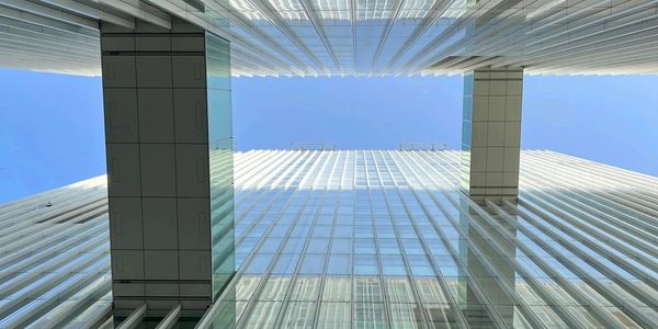Foto van het nieuwbouw pRED Center van Roche in Basel met luchtbruggen tussen de gebouwen.