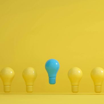 Simbolismo de innovación y diferenciación. Sobresalimos por nuestro enfoque disinto.