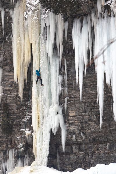 ice climbing, escalade de glace, Pont-Rouge, Valentin, Passe-Montagne école d'escalade.
Caro Ouellet