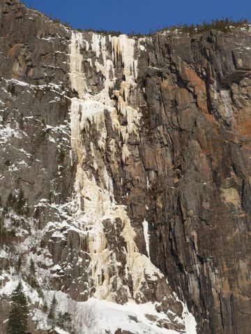 Route des Baleines, L'Envol et Le Mulot, Côte Nord. Escalade de glace/ Ice climbing