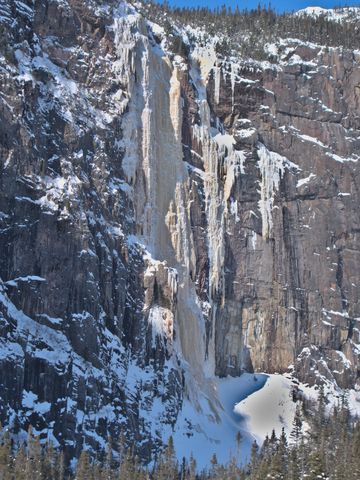 Pillier Simon-Proulx, Rivière Sainte-Marguerite, Côte-Nord. 

Ice climbing / Escalade de glace