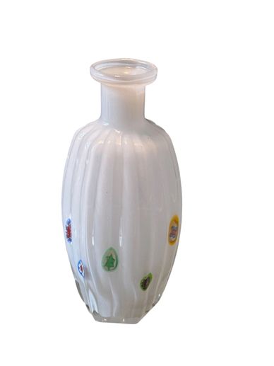 MID CENTURY ITALIAN MURANO WHITE RIBBED RIGADIN GLASS VASE WITH MILLEFIORI MURRINE
