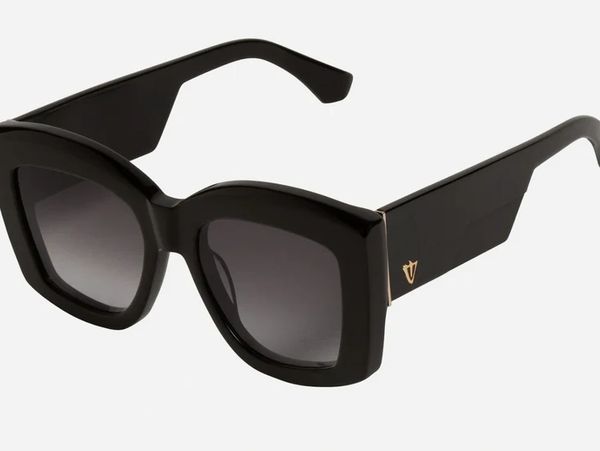 Luxury Black eyeglass wear