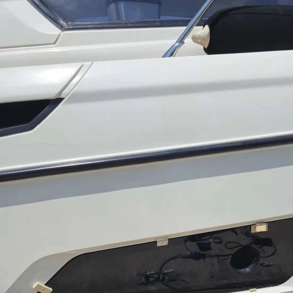 Güzel bir gün batımı manzarası, deniz ve dağların siluetiyle birleşiyor.