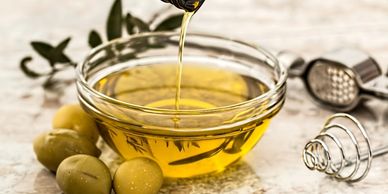 The pomace is the “full-bodied” result of the pressing of the olives. Peels, kernels and pulp are pr