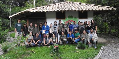 Mujeres propietarias de sus fincas de café culminando capacitación sobre observación de aves