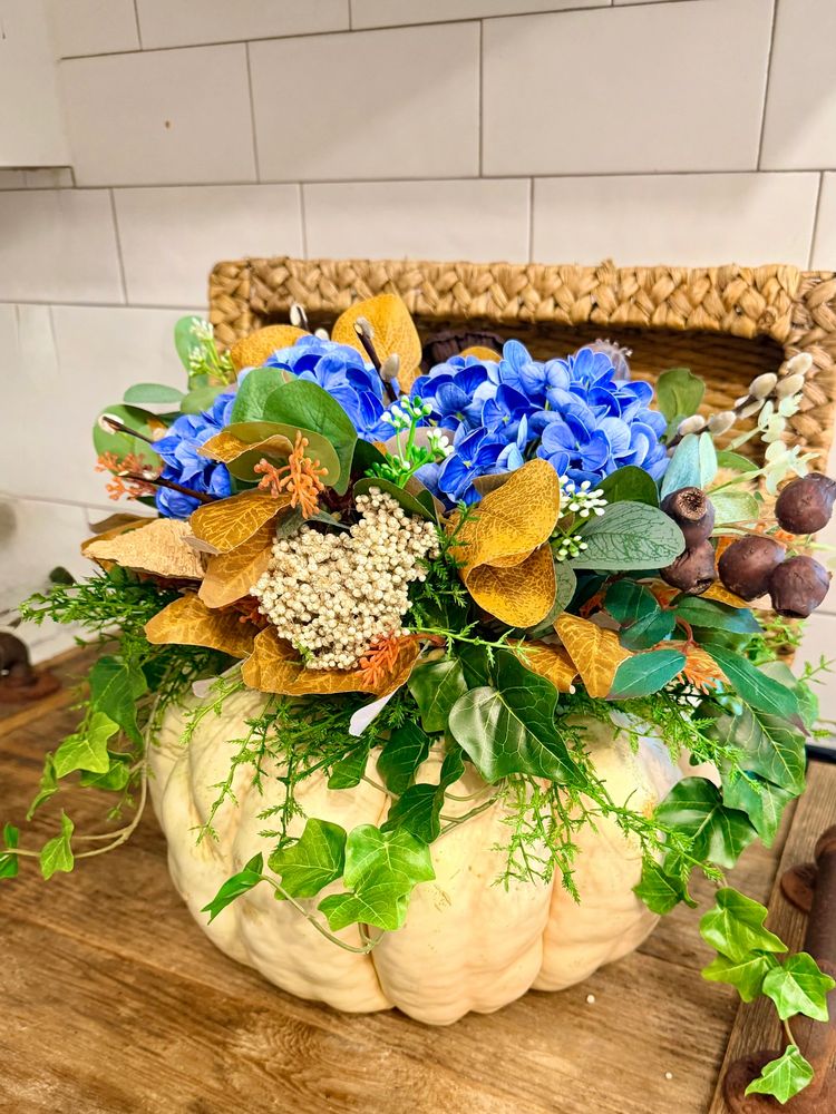 FALL IS HERE .. and these fresh and fa pumpkins are everything! 