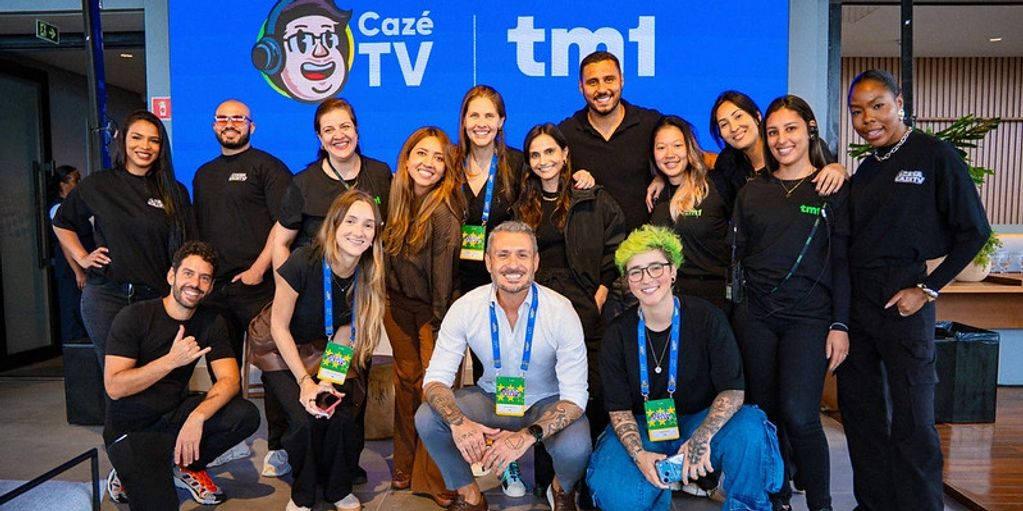 Group photo of smiling people at Cazé TV and tm1 event.