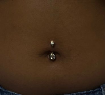 bellybutton piercing 
