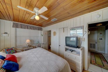 King bedroom with bright, breezy retro beach decor
