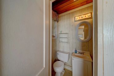 Ensuite half-bath off the master beach bedroom


