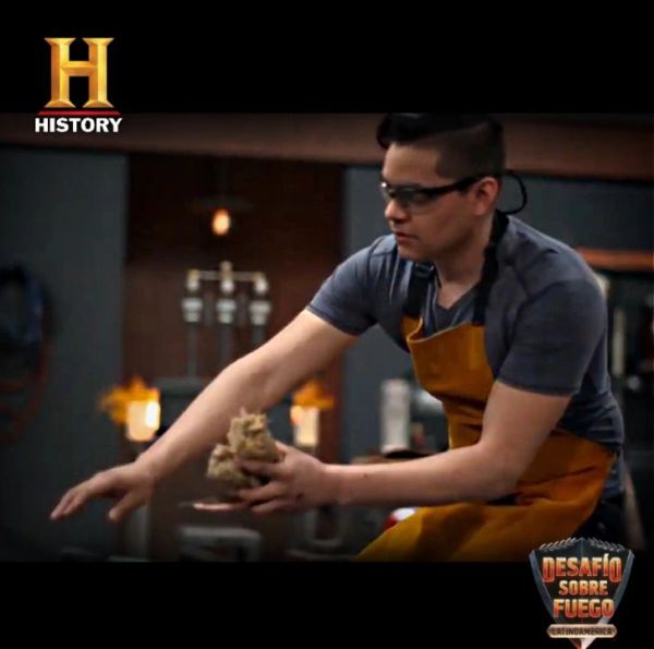 Concursante manipula material inflamable en un reto de History Channel.