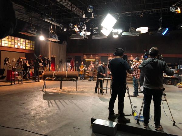 Equipo de filmación grabando en un estudio.