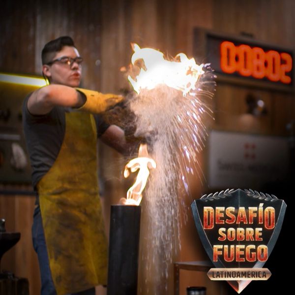 Persona manipulando fuego en competencia.