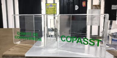 Caja transparente para votación de comités.