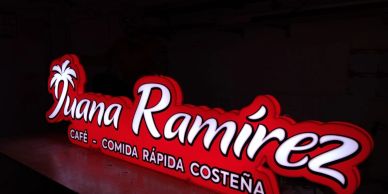 Cartel luminoso de Juana Ramírez, café y comida rápida costeña.