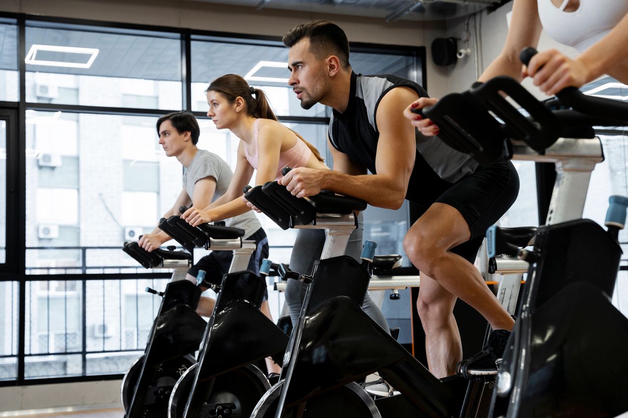 https://img1.wsimg.com/isteam/ip/51d27de8-c071-4bfb-bb44-0669ca5f3170/people-doing-indoor-cycling%20(2).jpg/:/cr=t:0%25,l:0%25,w:100%25,h:100%25/rs=w:1280