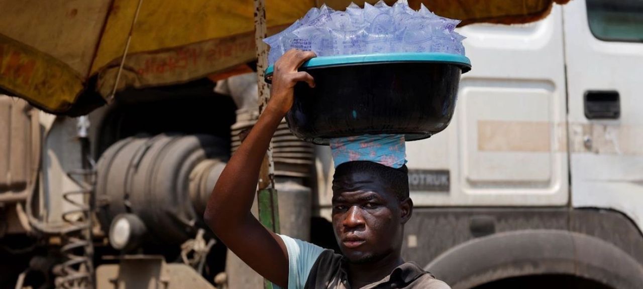 A Dakar, le fléau du sachet d'eau en plastique - La Libre