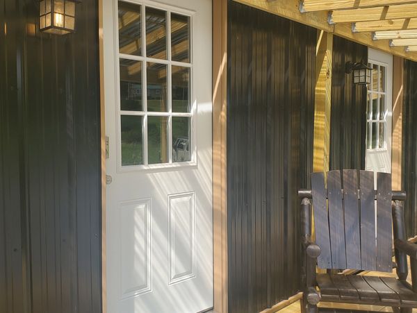 Cabins
Sleeps 4 (1 Bdrm w/queen and futon in liv room)
1 Bath (Large corner shower)
Linens included