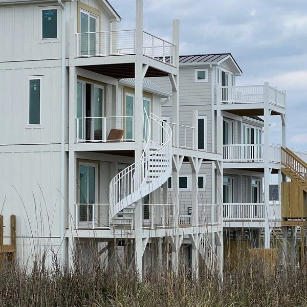 Carolina Curve staircase with cable rails on the second, third and fourth level landings