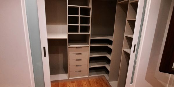 Vestidor a tres caras y division con habitacion