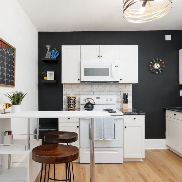 Fully equipped kitchen with full-size appliances, everything you need for cooking.