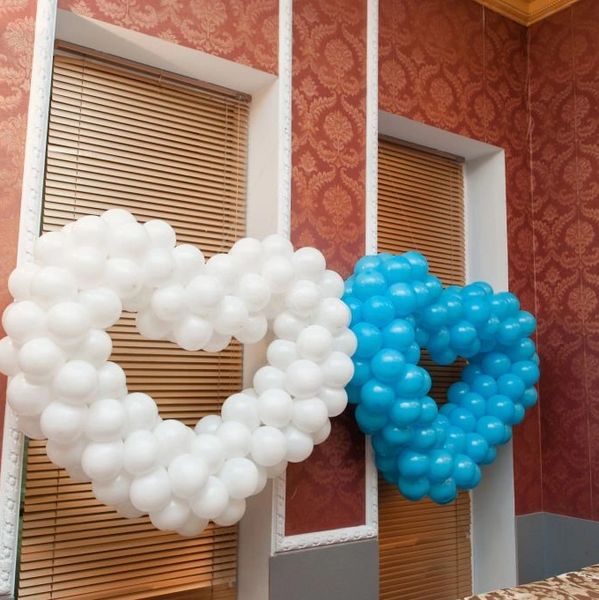 Heart-shaped balloons in white and blue.
