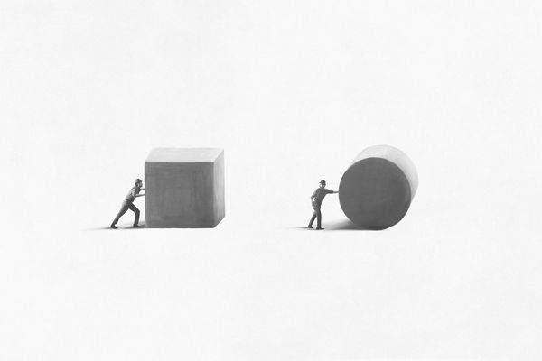 An illustration with a person trying to push a cube and a person pushing a cilinder