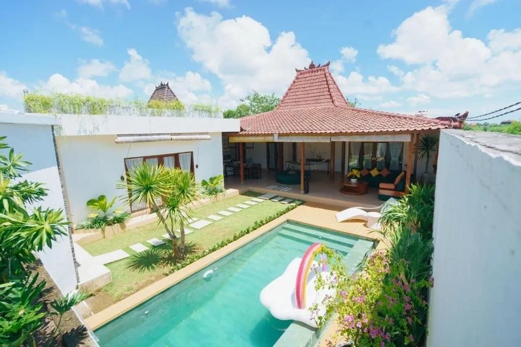 Villa Orked 3: Newest Airbnb Plus villa with 2 bedrooms, convertible TV room, chic living space.