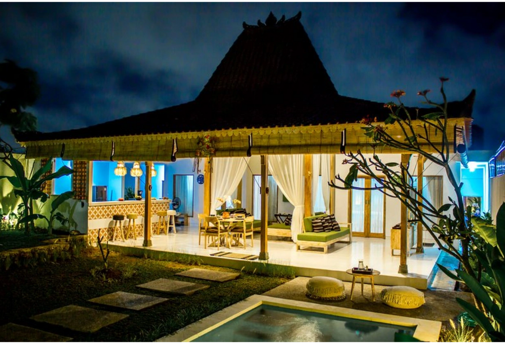 Villa Orked 1: Teak Joglo, earthquake-resistant, royal charm.