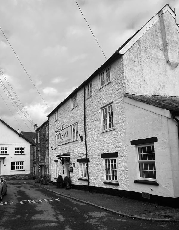 EXTERIOR PUB, OUTSIDE SEATING