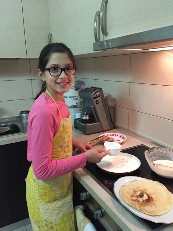 Aria duke demonstruar se si ajo mëson të gatuajë, për temën "Learning new things" në Global Perspectives