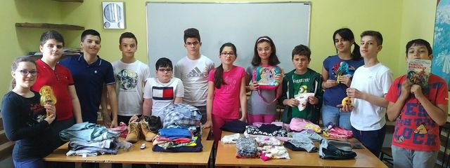 Nxënës të klasës së pestë dhe shtatë në projektin e tyre "Të drejtat e fëmijëve" (ndihma ndaj nxënësve të varfër dhe me probleme psiko-sociale të dy shkollave të Elbasanit)