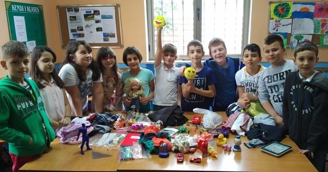 Nxënës të klasës së tretë në projektin e tyre "Të drejtat e fëmijëve" (ndihma ndaj nxënësve të varfër dhe me probleme psiko-sociale të dy shkollave të Elbasanit)