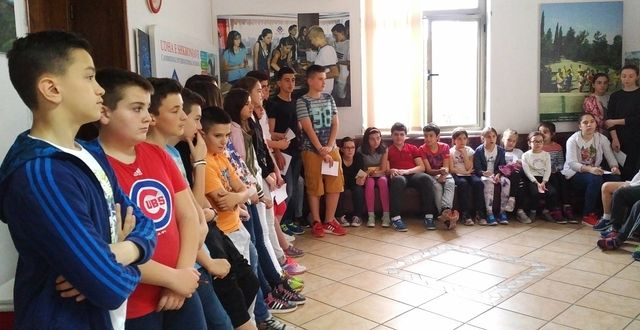 Nxënës të shkollës "Udha e shkronjave" në projektin e tyre "Të drejtat e fëmijëve" (ndihma ndaj nxënësve të varfër dhe me probleme psiko-sociale të dy shkollave të Elbasanit) duke zhvilluar mbledhjen për të vendosur/planifikuar si të organizonin ditën e ndihmave. 