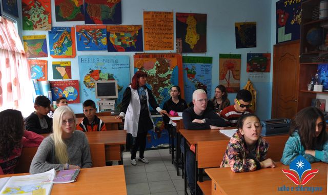 Klasa e tetë zhvillon "Reasearch report", pra mbyll një temë studimore dhe nxënësit shtruan pyetje studimore që lidheshin me sfidat që përballojnë nxënësit e verbër, ndaj kaluan kohë në mjediset e shkollës së nxënësve që nuk shikojnë "Ramazan Kabashi", në Tiranë