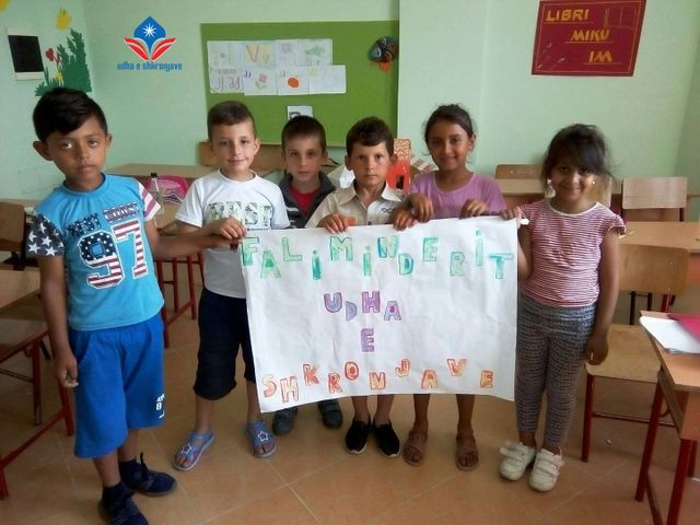 Nxënës nga Elbasani me një poster falenderimi për nxënësit e shkollës "Udha e shkronjave" që morën pjesë në projektin "Të drejtat e fëmijëve".