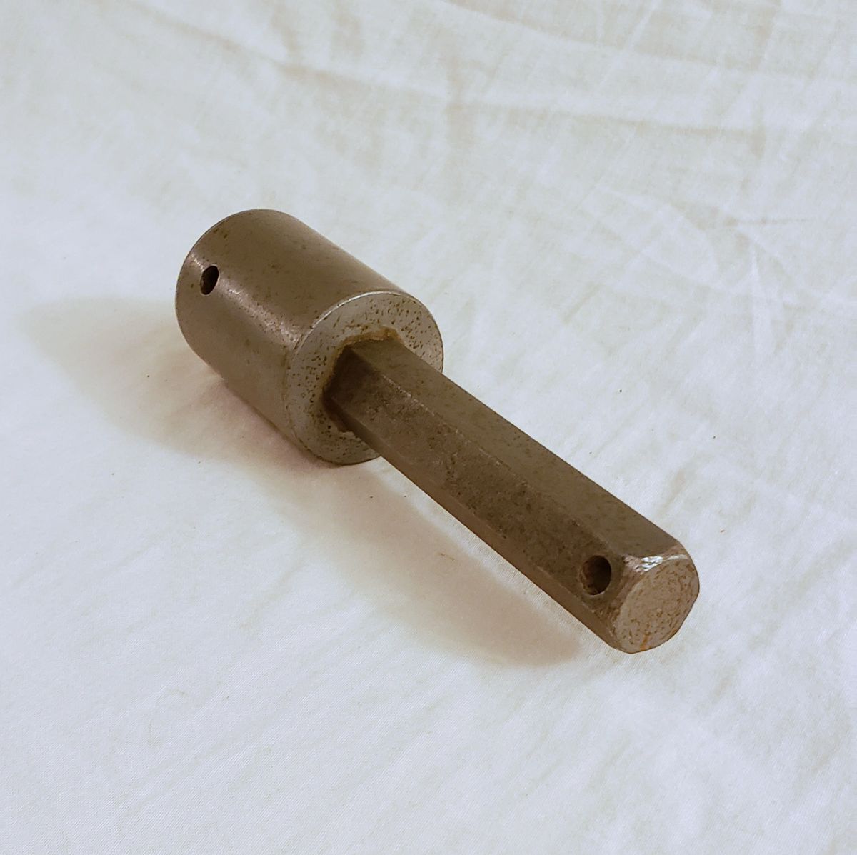 John Deere corn picker gudgeon shaft in cast hust roll for model 300