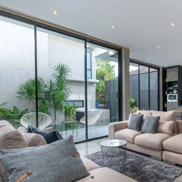 Contemporary aluminum section window design featuring corner installation with panoramic views