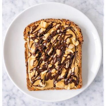 Tostada con crema de mani y tajadas de fruta 