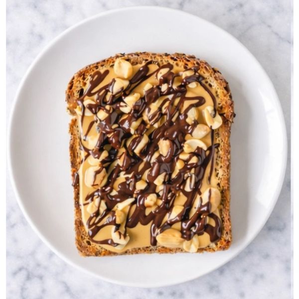 Tostada con crema de maní y tajadas de fruta, snack saludable